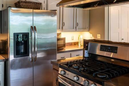 Cozy 2 Bedroom Cabin Nestled In Wooded Hideaway Monterey Exteriér fotografie