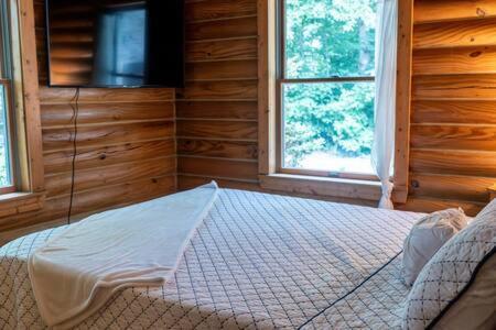 Cozy 2 Bedroom Cabin Nestled In Wooded Hideaway Monterey Exteriér fotografie